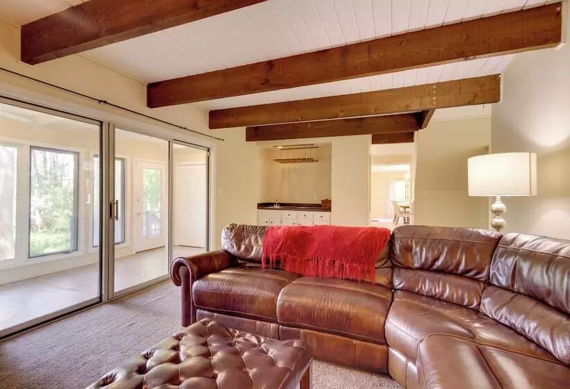 Lakefront Newport News Home, 6 Mi To City Center!