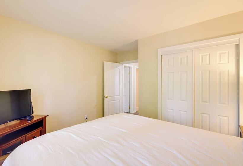 Lakefront Newport News Home, 6 Mi To City Center!