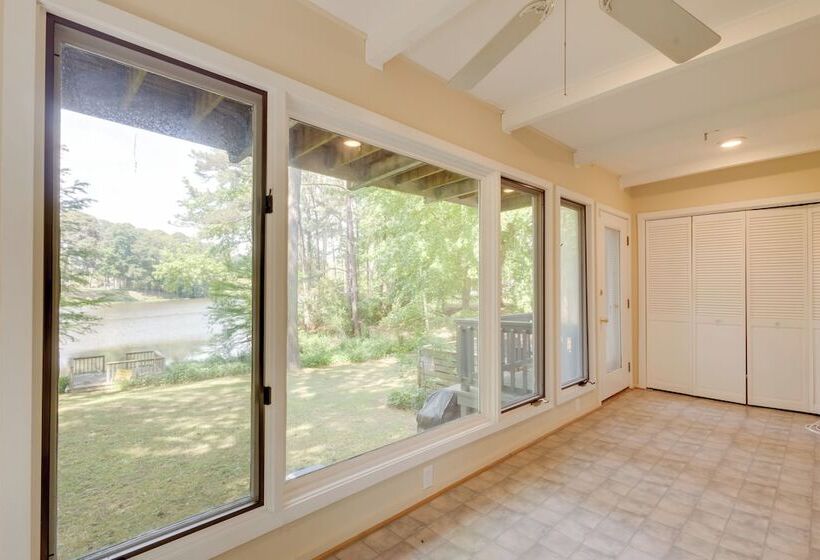 Lakefront Newport News Home, 6 Mi To City Center!