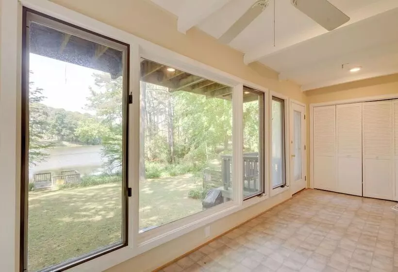 Lakefront Newport News Home, 6 Mi To City Center!