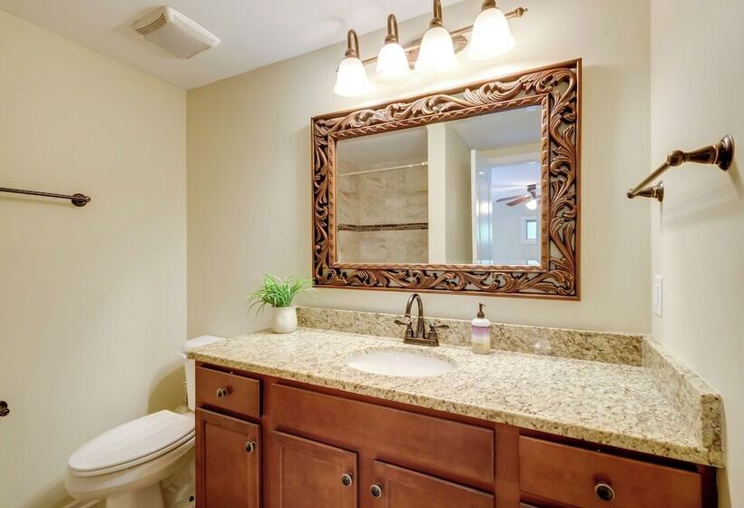 Lakefront Newport News Home, 6 Mi To City Center!