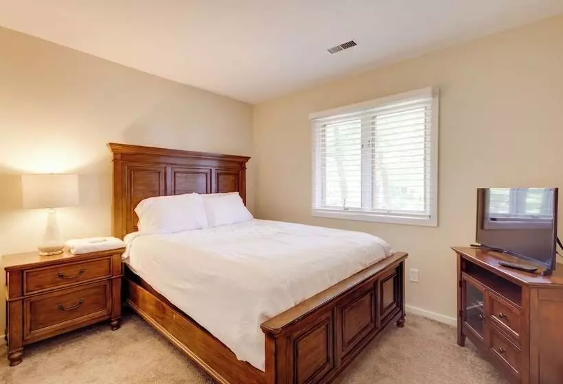 Lakefront Newport News Home, 6 Mi To City Center!