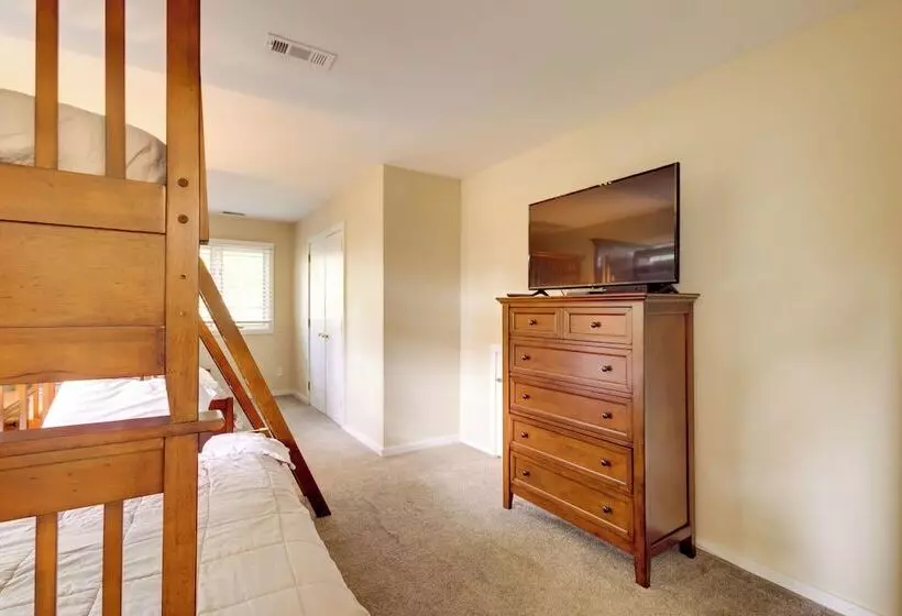 Lakefront Newport News Home, 6 Mi To City Center!