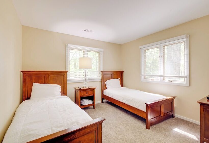 Lakefront Newport News Home, 6 Mi To City Center!