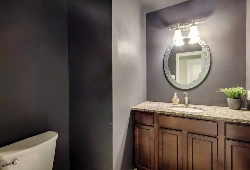 Lakefront Newport News Home, 6 Mi To City Center!