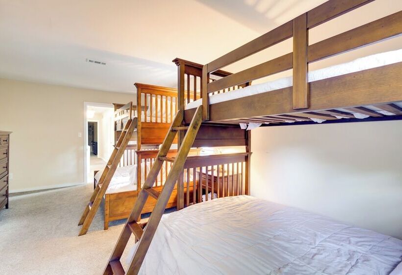 Lakefront Newport News Home, 6 Mi To City Center!