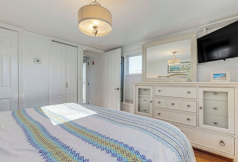 Quaint Montauk House W/ Community Amenities!