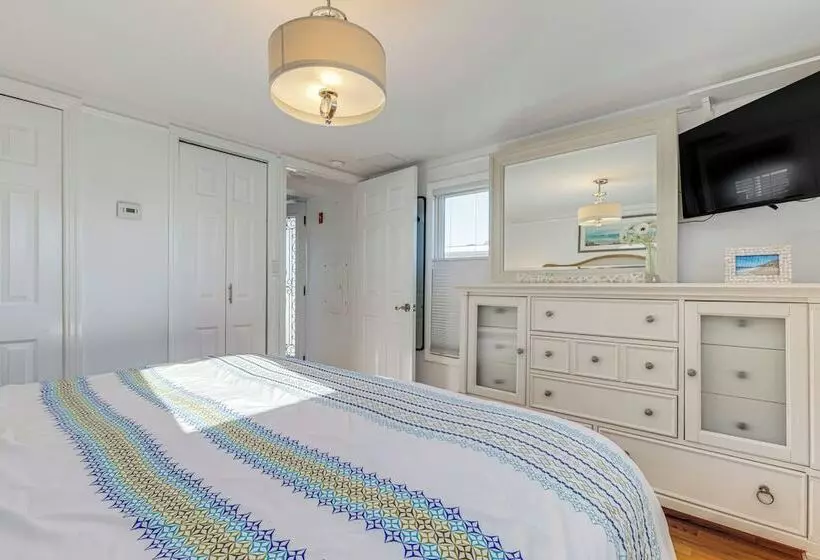 Quaint Montauk House W/ Community Amenities!