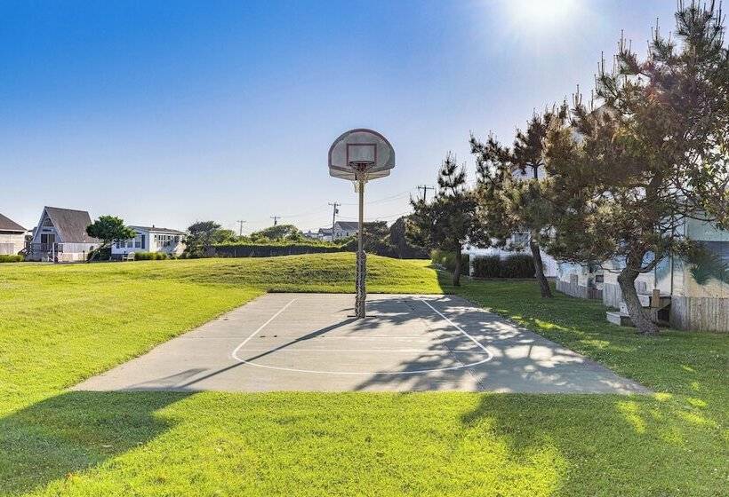 Quaint Montauk House W/ Community Amenities!