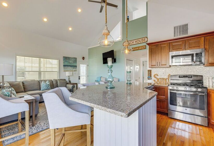 Quaint Montauk House W/ Community Amenities!