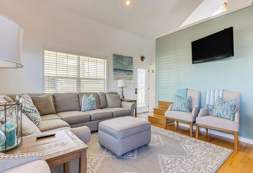 Quaint Montauk House W/ Community Amenities!