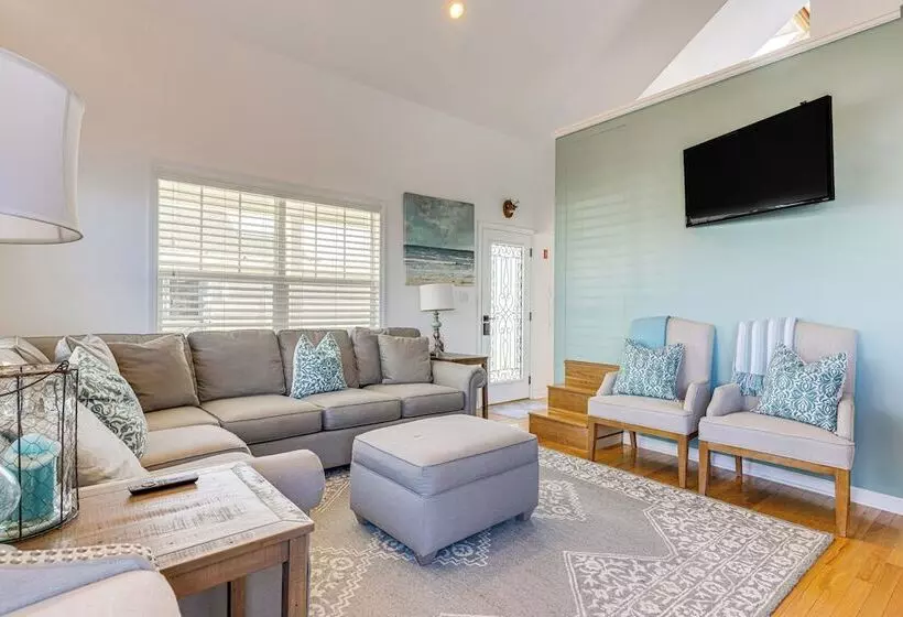 Quaint Montauk House W/ Community Amenities!