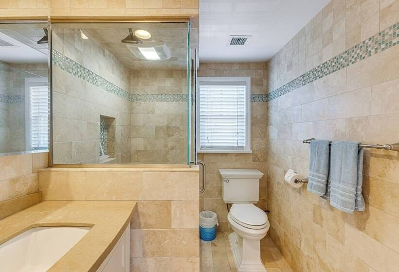 Quaint Montauk House W/ Community Amenities!