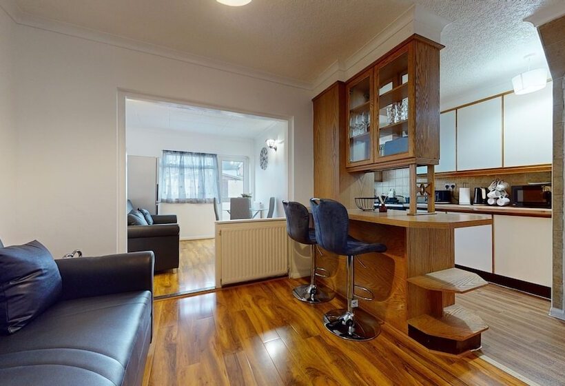 레지던스 Dagenham 4 Beds Sleeps 8 Wifi