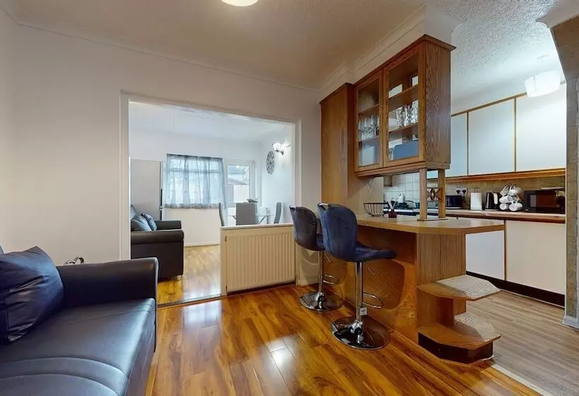 Residenssi Dagenham   4 Beds   Sleeps 8   Wifi