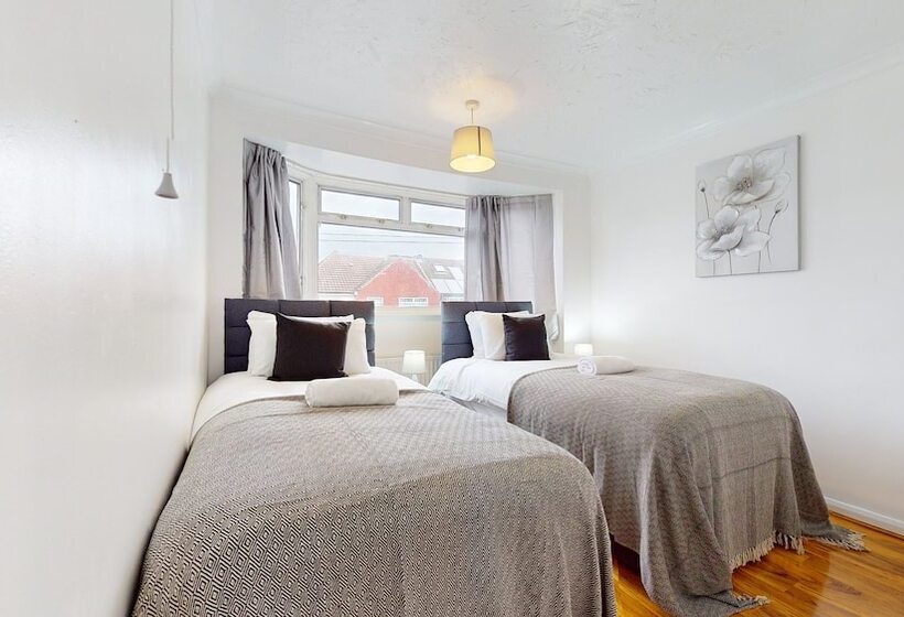 레지던스 Dagenham 4 Beds Sleeps 8 Wifi