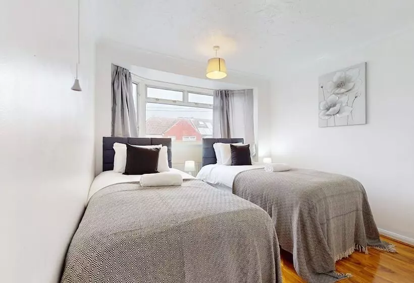 Residenssi Dagenham   4 Beds   Sleeps 8   Wifi