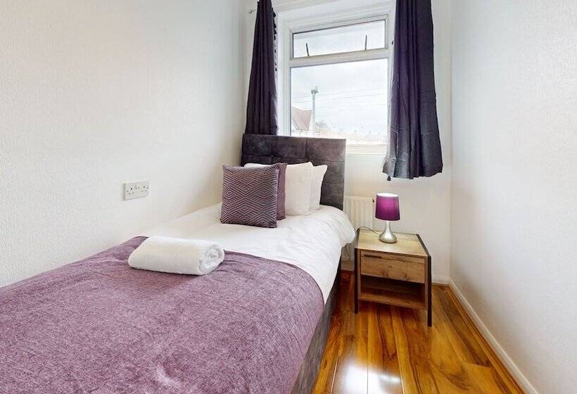 레지던스 Dagenham 4 Beds Sleeps 8 Wifi