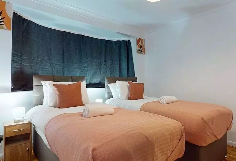 Residenssi Dagenham   4 Beds   Sleeps 8   Wifi