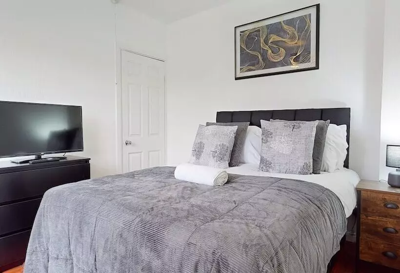Residenssi Dagenham   4 Beds   Sleeps 8   Wifi