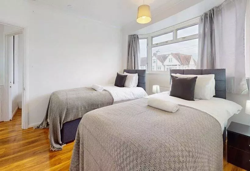 Residenssi Dagenham   4 Beds   Sleeps 8   Wifi