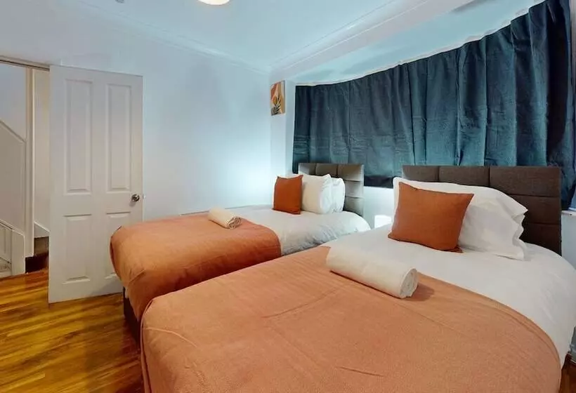 Residenssi Dagenham   4 Beds   Sleeps 8   Wifi