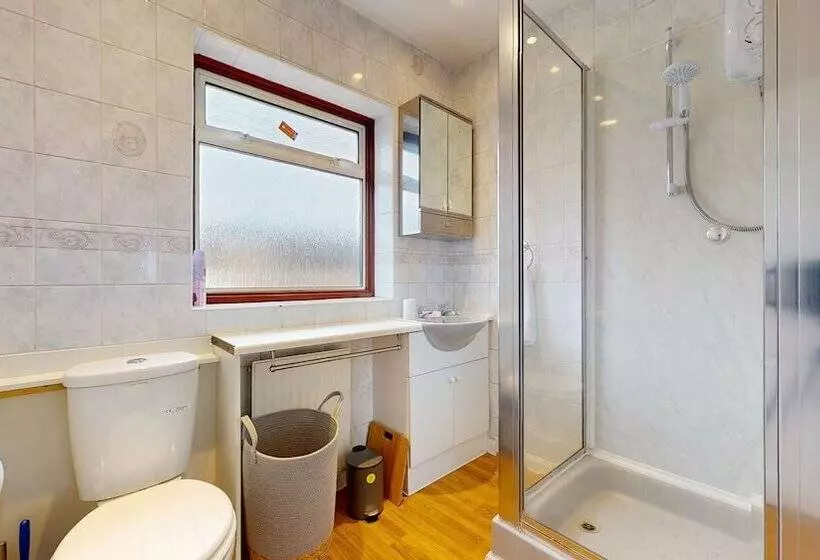 Residenssi Dagenham   4 Beds   Sleeps 8   Wifi