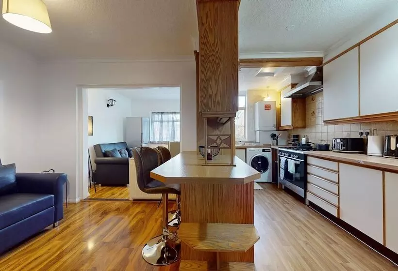 Residenssi Dagenham   4 Beds   Sleeps 8   Wifi