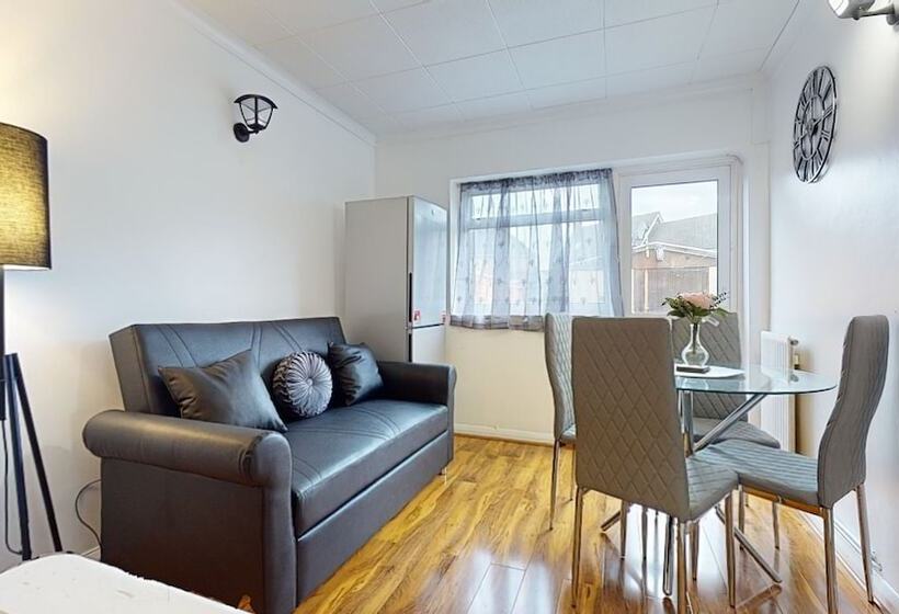 레지던스 Dagenham 4 Beds Sleeps 8 Wifi