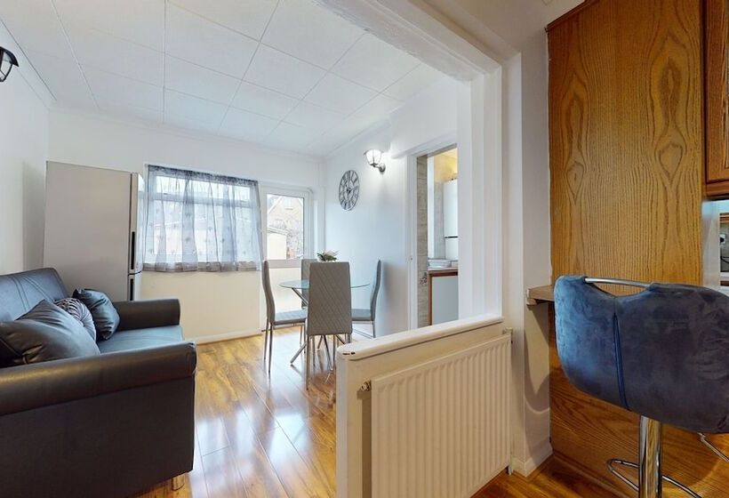 레지던스 Dagenham 4 Beds Sleeps 8 Wifi