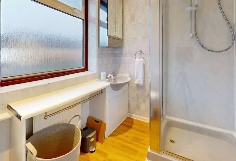 Residenssi Dagenham   4 Beds   Sleeps 8   Wifi