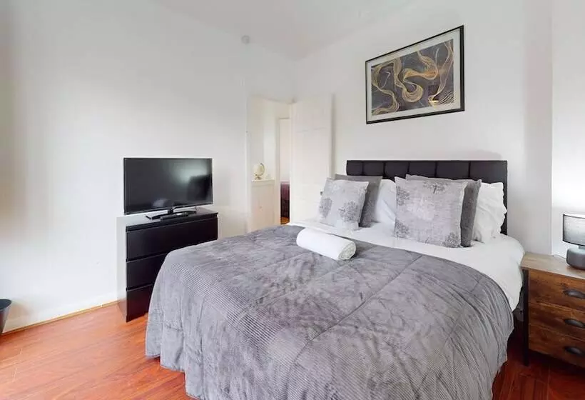 Residenssi Dagenham   4 Beds   Sleeps 8   Wifi