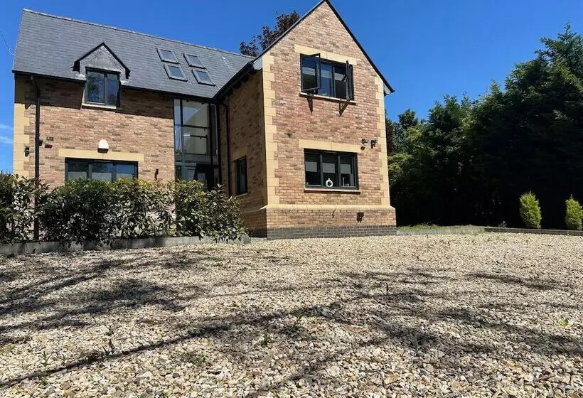 Residenssi Tranquil Oxford Retreat 4 Bedroom House Aircon