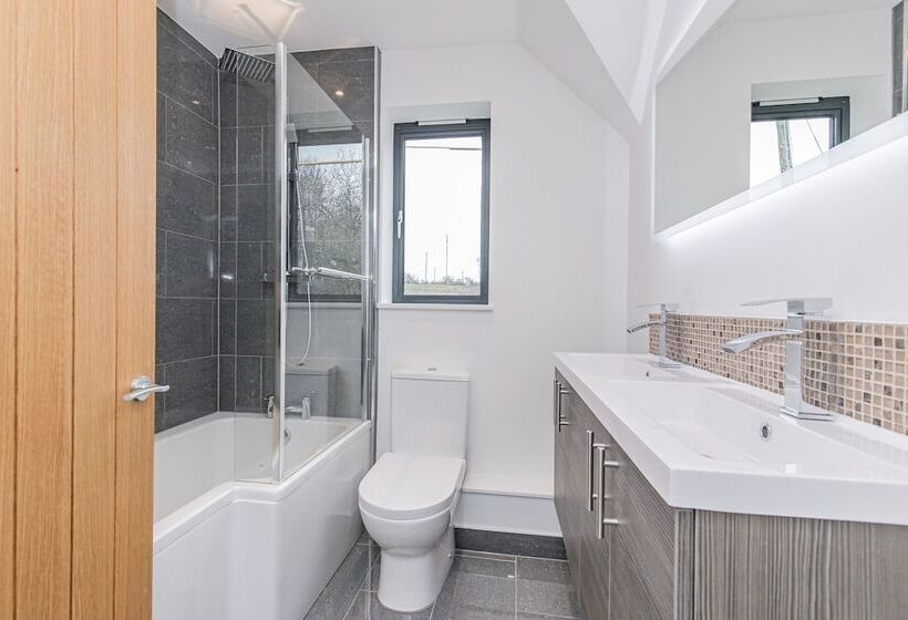 Резиденция Tranquil Oxford Retreat 4 Bedroom House Aircon