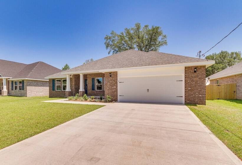 Single Story Navarre Home ~ 8 Mi To Navarre Beach