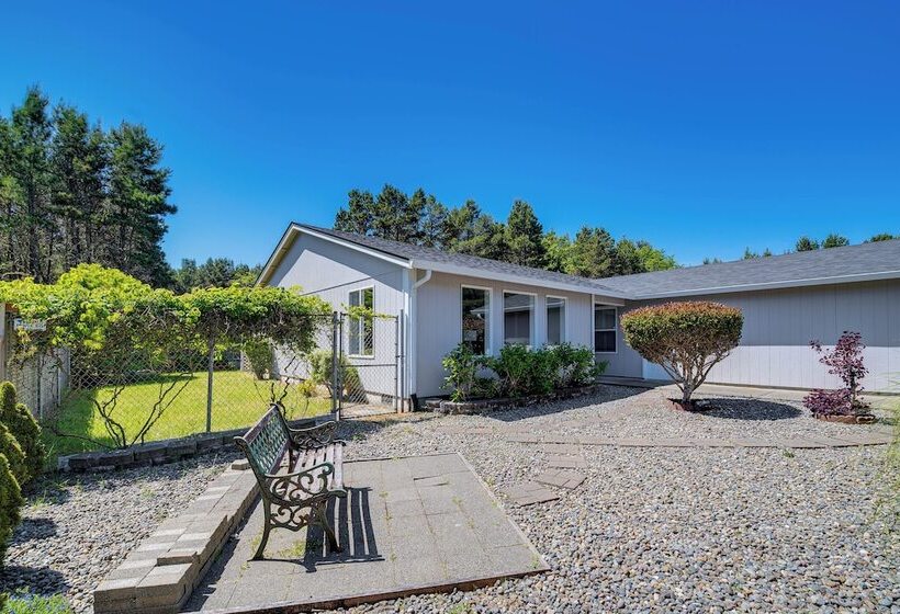 The Crab Shack  Westport Home Half Mi To Beach!