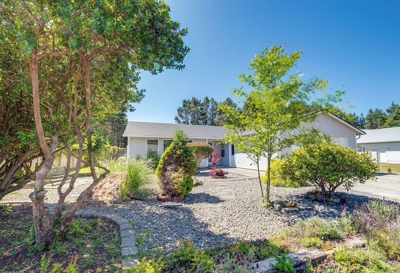 The Crab Shack  Westport Home Half Mi To Beach!