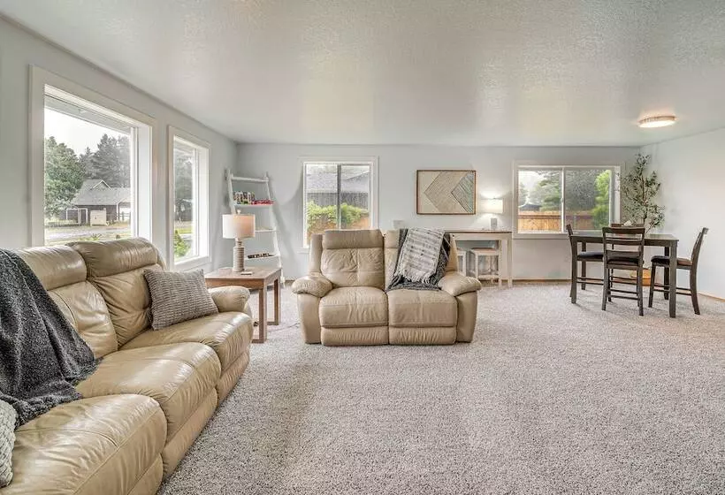 The Crab Shack  Westport Home Half Mi To Beach!