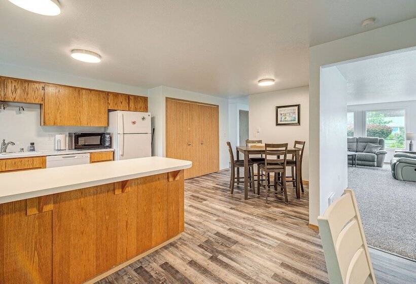 The Crab Shack Westport Home Half Mi To Beach!