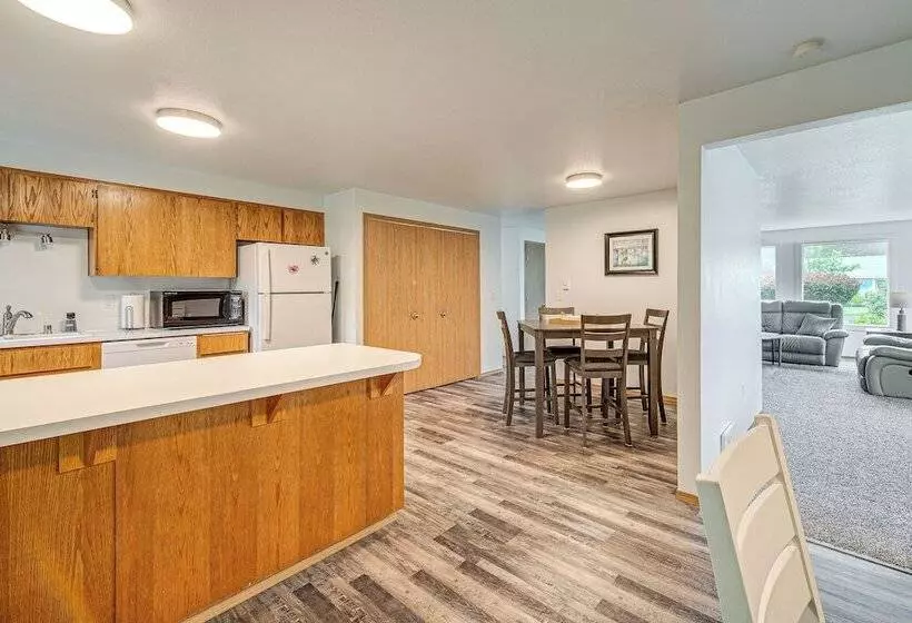 The Crab Shack  Westport Home Half Mi To Beach!