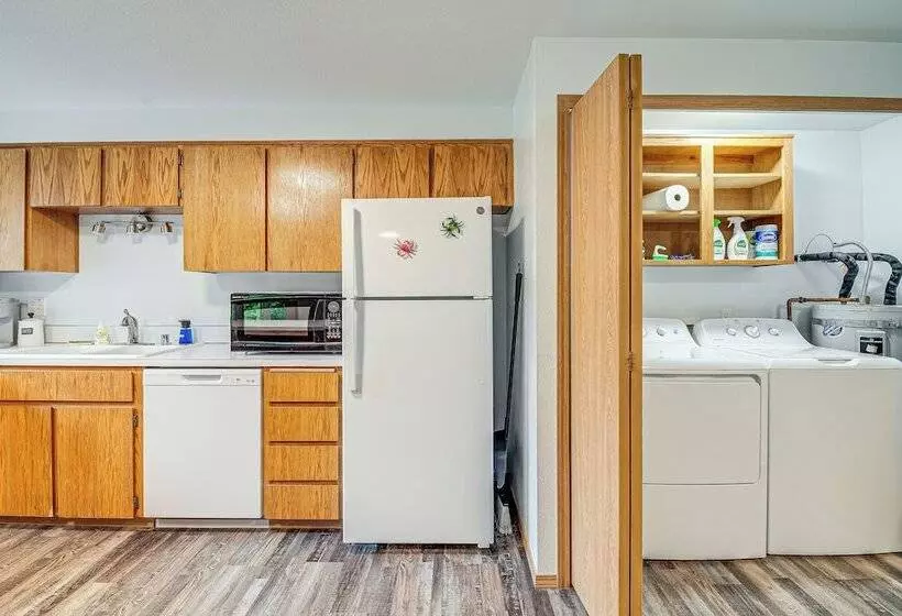 The Crab Shack  Westport Home Half Mi To Beach!