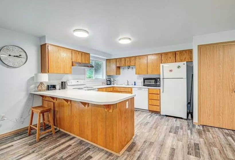 The Crab Shack  Westport Home Half Mi To Beach!