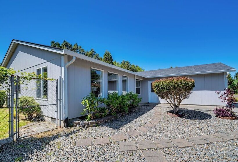 The Crab Shack  Westport Home Half Mi To Beach!