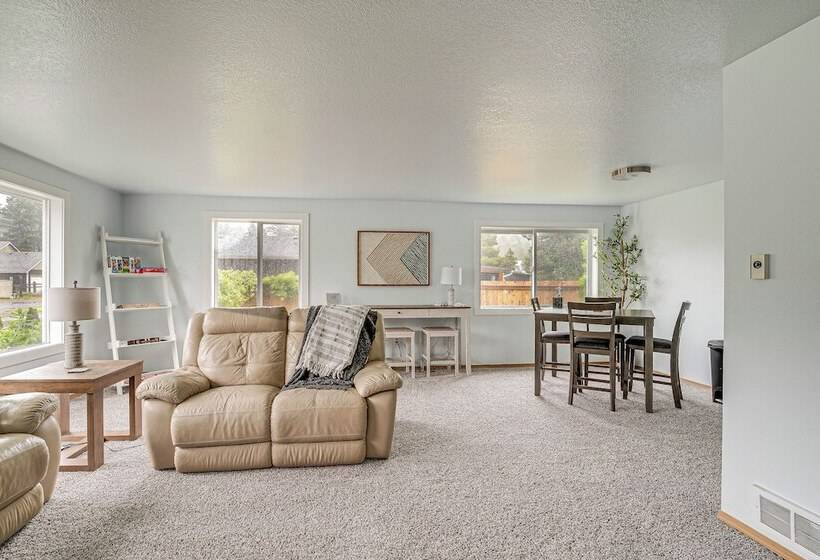 The Crab Shack  Westport Home Half Mi To Beach!