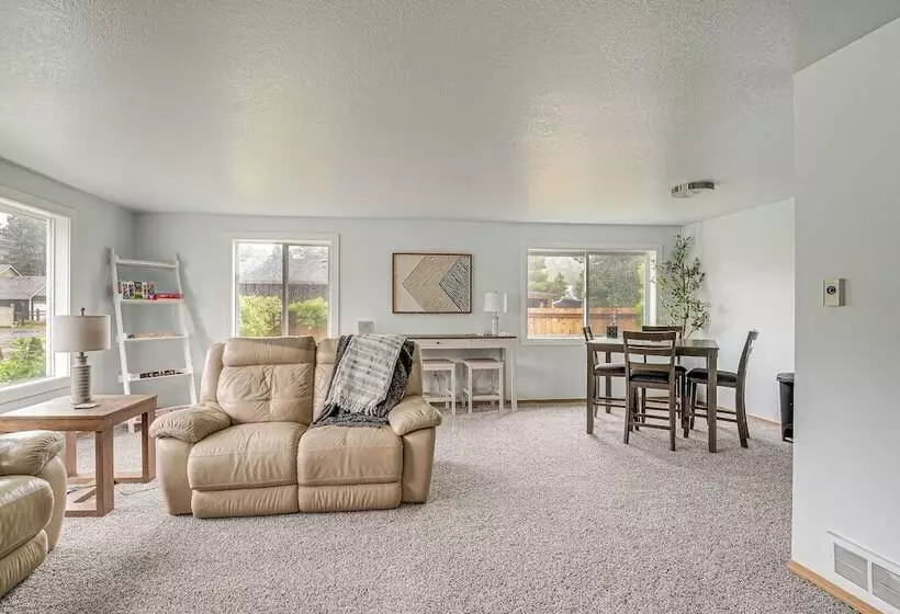 The Crab Shack  Westport Home Half Mi To Beach!