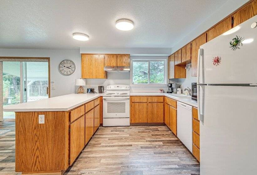 The Crab Shack Westport Home Half Mi To Beach!