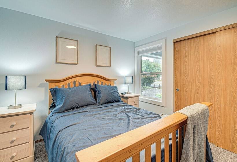 The Crab Shack  Westport Home Half Mi To Beach!