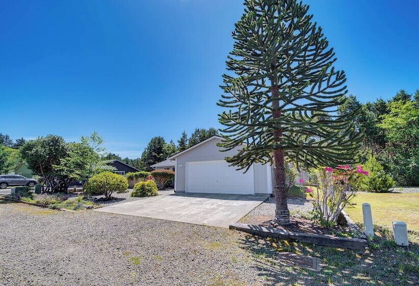 The Crab Shack Westport Home Half Mi To Beach!