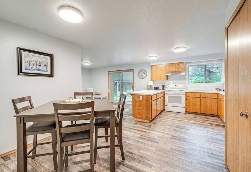 The Crab Shack  Westport Home Half Mi To Beach!