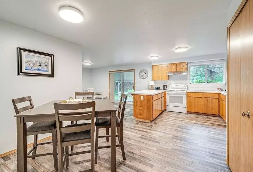 The Crab Shack  Westport Home Half Mi To Beach!